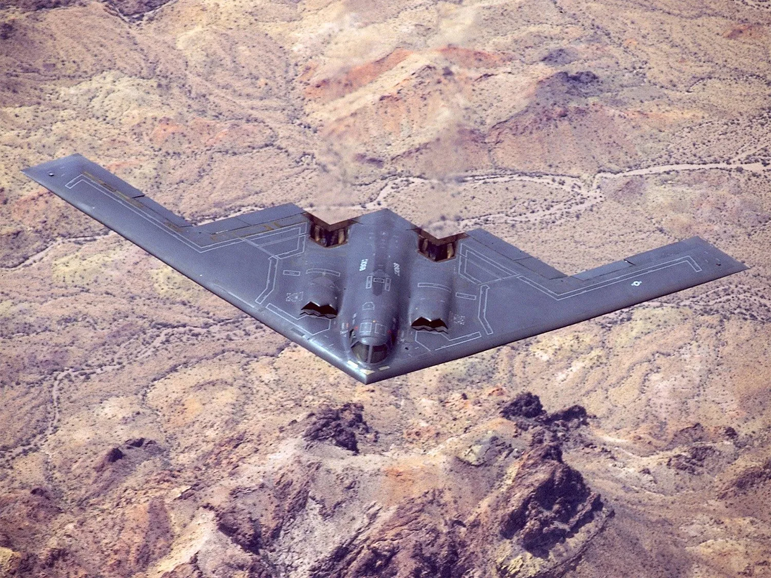 Bombardeiro stealth B-2 Spirit em voo sobre o oceano