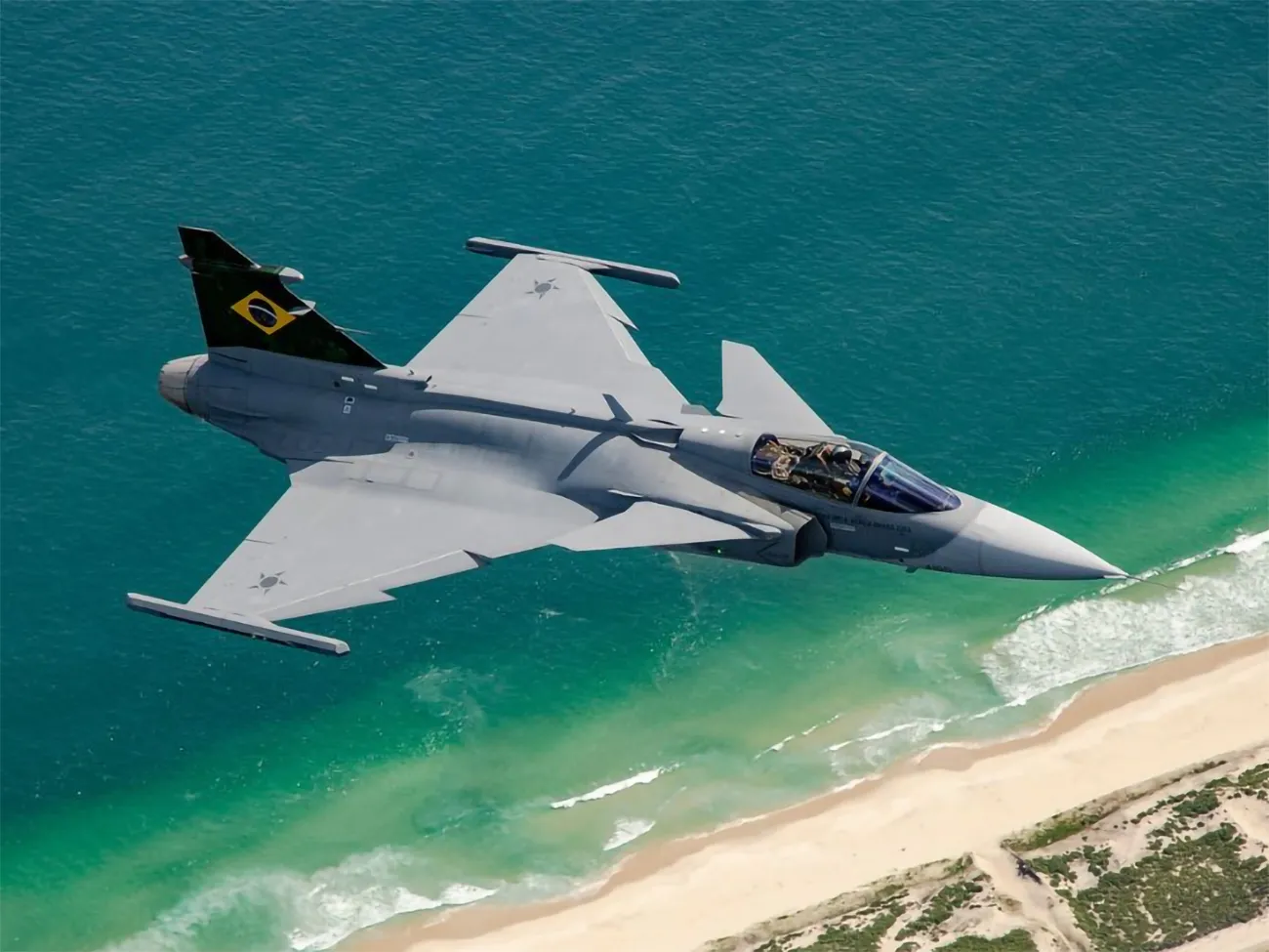Caça F-39E Gripen da FAB em voo sobre o Brasil